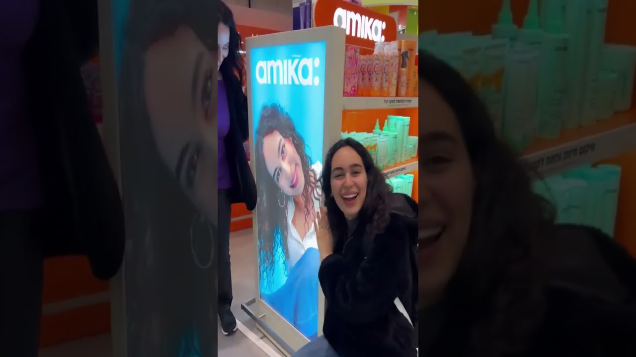 ככה זה כשמשי ונועם קלינשטיין עם ריטה בשדה תעופה