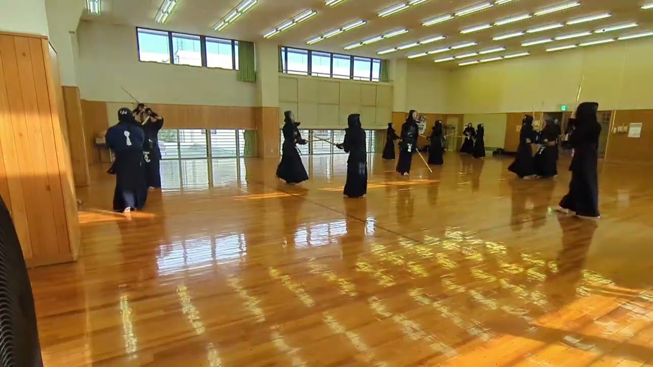 2025年11月羽生市剣道大会の後に地稽古　　画面が光ってるので気をつけて下さい