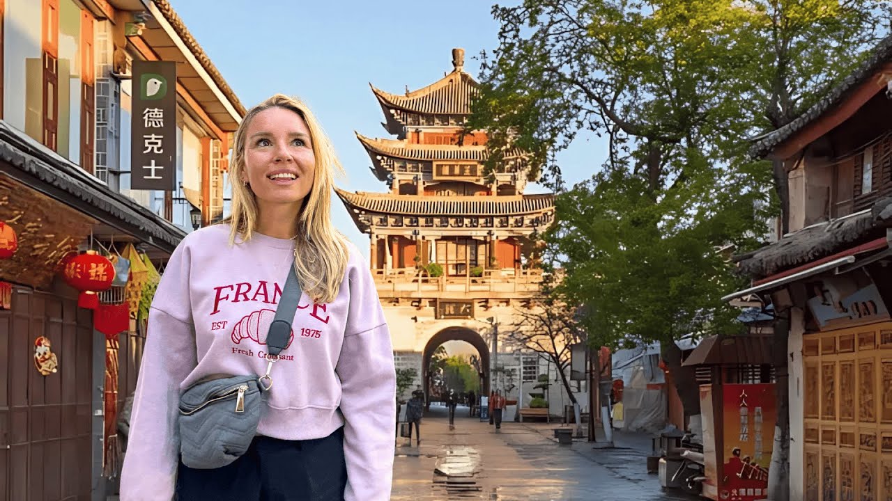 China’s MOST BEAUTIFUL Town?! Exploring DALI 🇨🇳