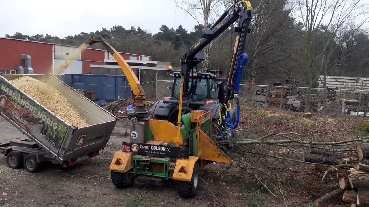 Heizohack 8 400..Valtra T 174..Farma C 8.5 D crane chipping  away  trees in the Netherlands