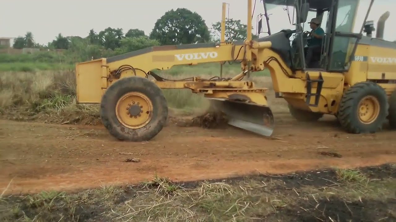 ABRINDO RUA motoniveladora VOLVO G930