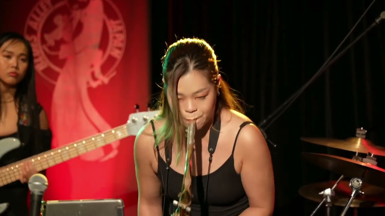 Juna Serita - Hunter (live)