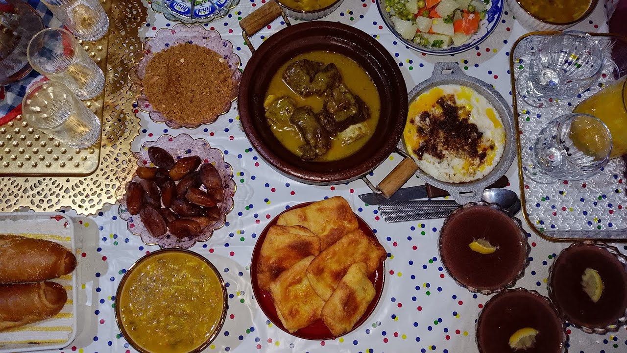 مائدة إفطار شهية بمواد بسيطة👌 موجودة في كل ببت😋حريرة،طنجية،سلطة،مسمن حلو،تحلية،عصير،بالصحة والراحة 👍