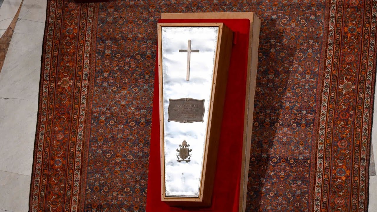 Caixão do Papa Francisco fechado em cerimónia reservada, no Vaticano