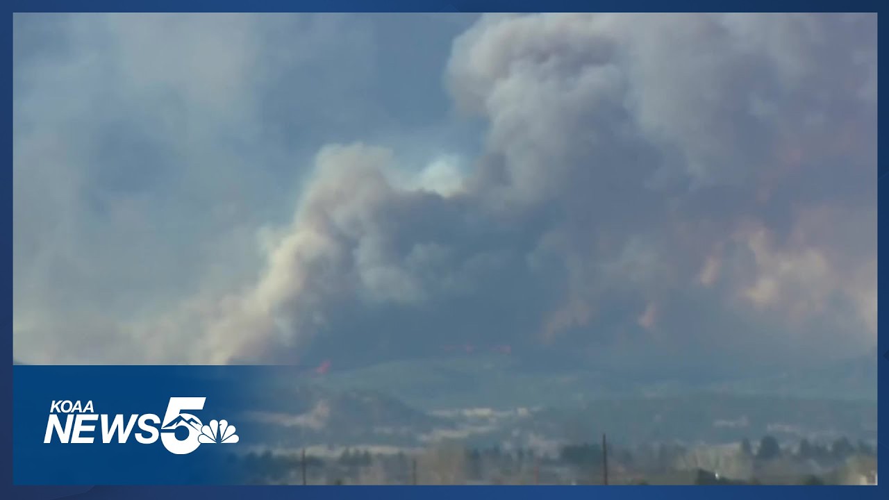 Лесной пожар, охвативший 1900 акров, вынуждает проводить эвакуацию &ndash; жители города объединяются, ...