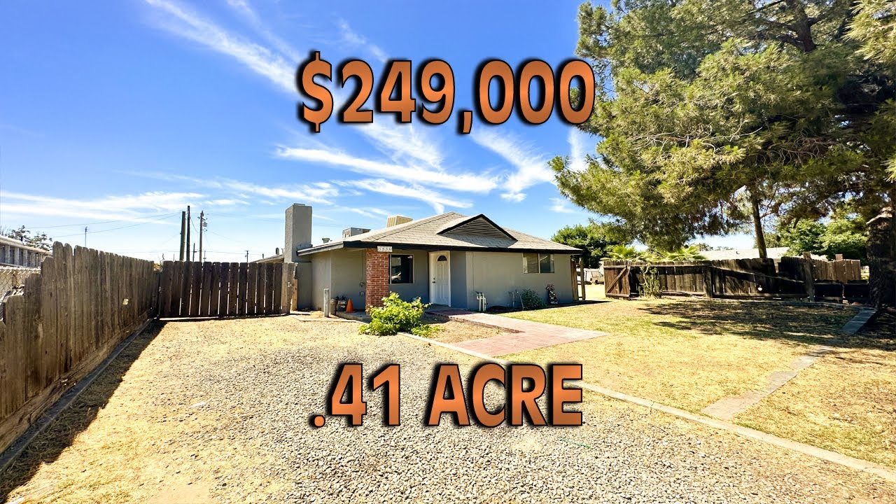 CASA CON TERRENO GRANDE PARA ESTACIONAR AUTOMOVILES | $249,000 | 3 recámaras 2 baños.
