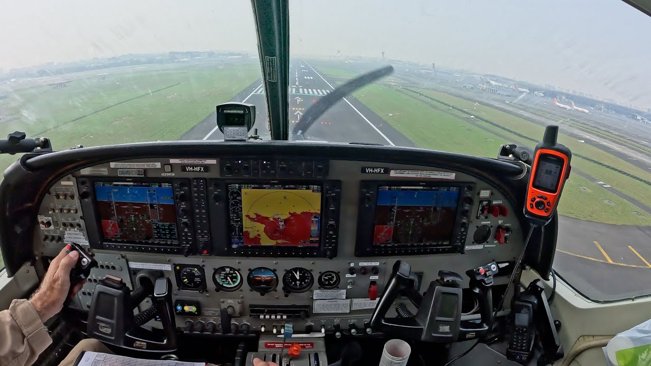 Cessna C208 CARAVAN - high speed approach into VABB Mumbai, India!