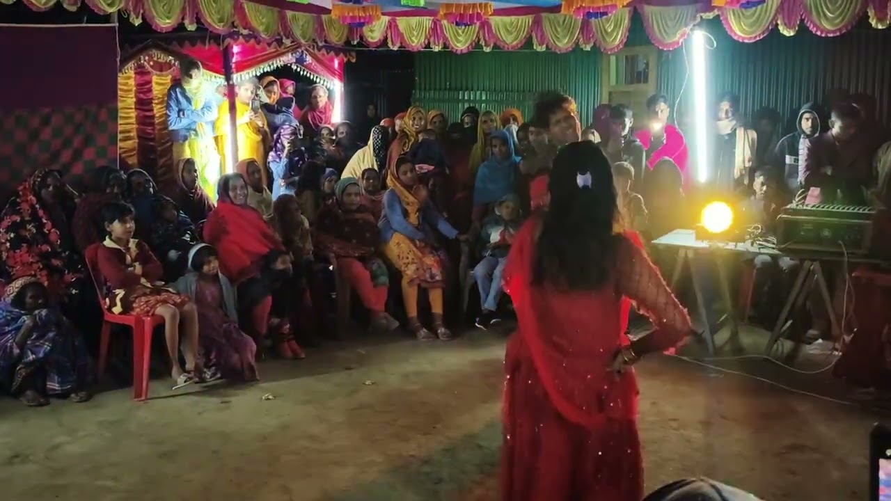 বিয়ে বাড়ির উঠানে একটা অসাধারণ নাচ।