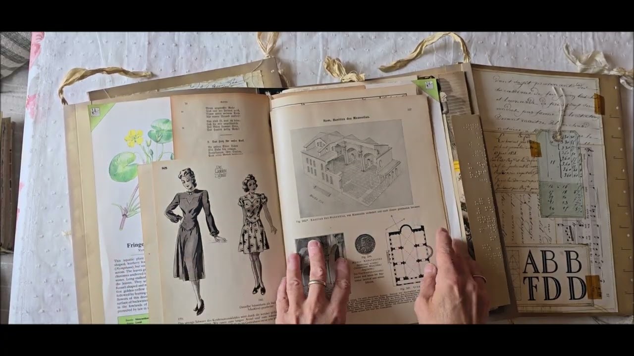 Tapeten Musterbücher und Folder Mappen mit alten Papieren