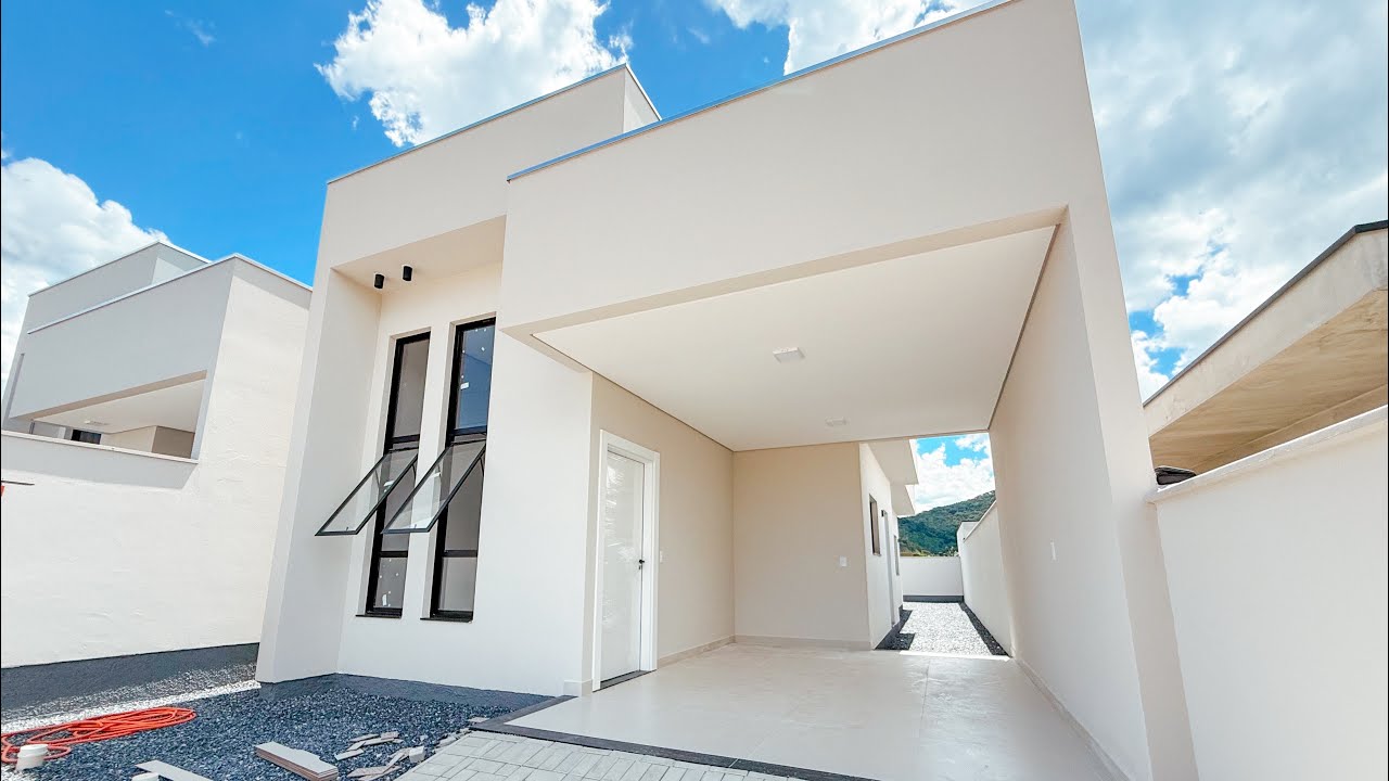 CASA COM FACHADA MODERNA SUÍTE GARAGEM COBERTA EM TERRENO DE 7 x 24 A VENDA EM NOVA TRENTO/SC 