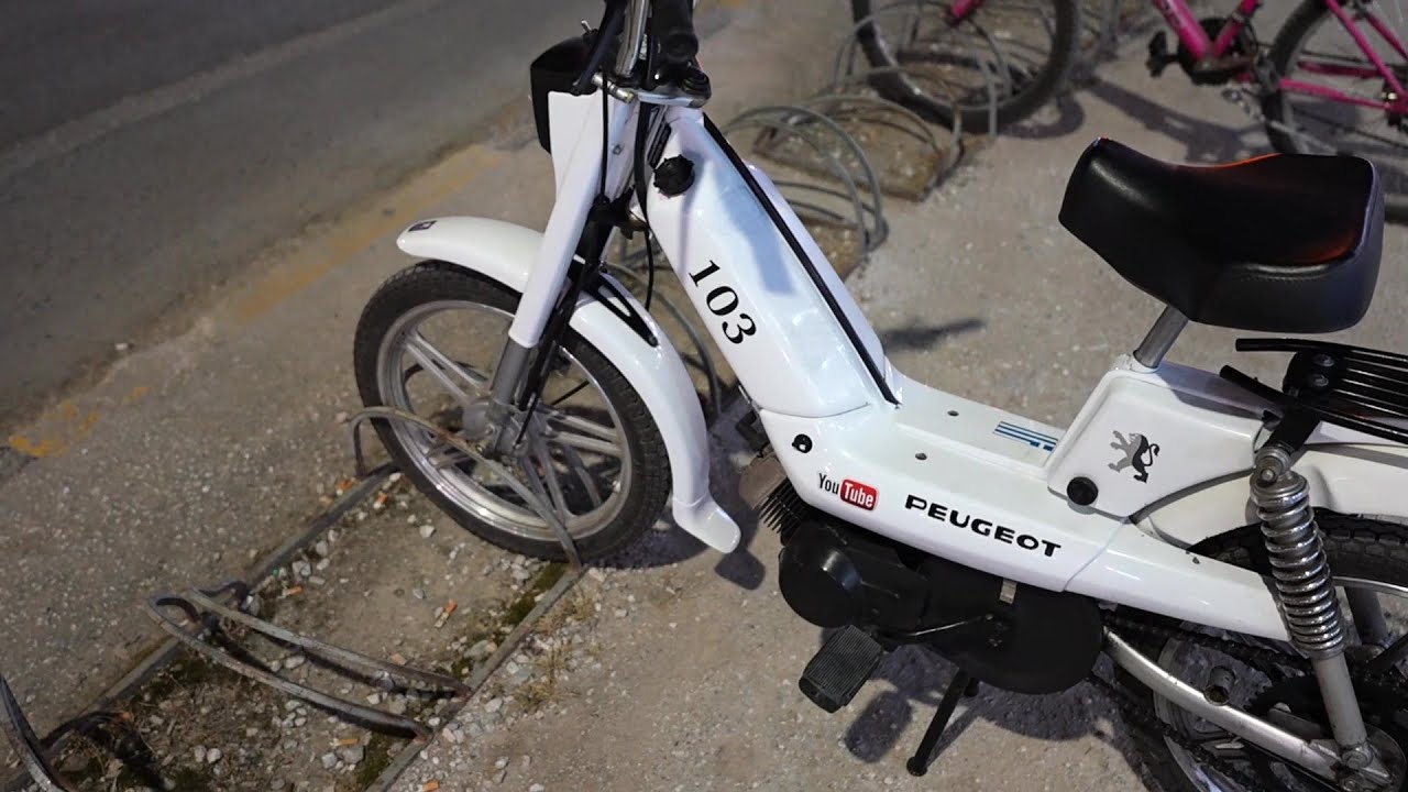 Riding my PEUGEOT VOGUE 50 at night in the city