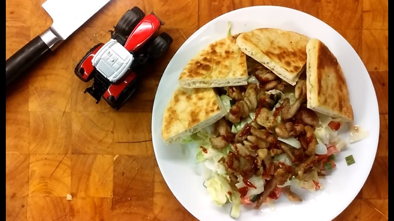 GÍROSZ ( GYROS ) salátatál, házi fűszeres pirított pitával .-) olcsó és finom :-)