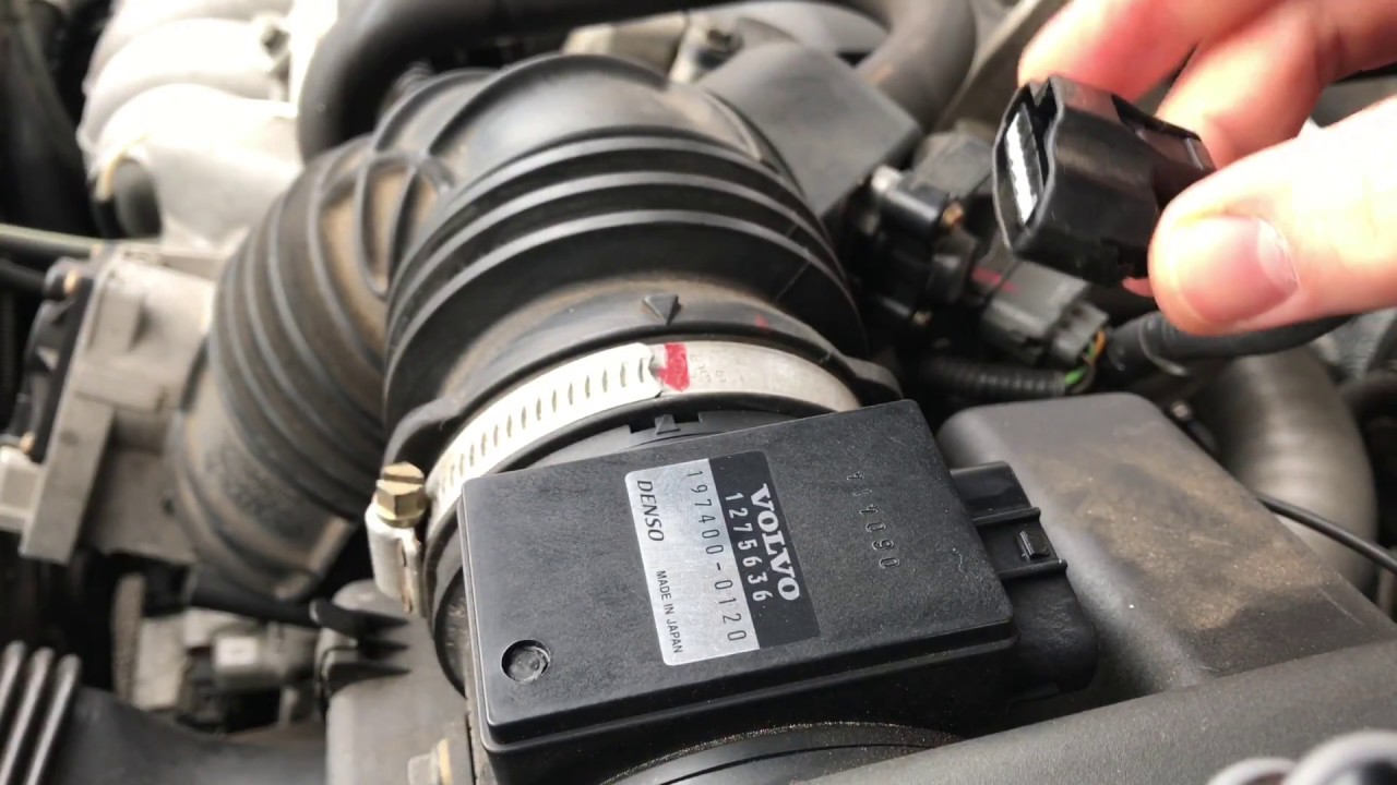 How to clean mass flow sensor with MAF cleaner Volvo V 70 DIY