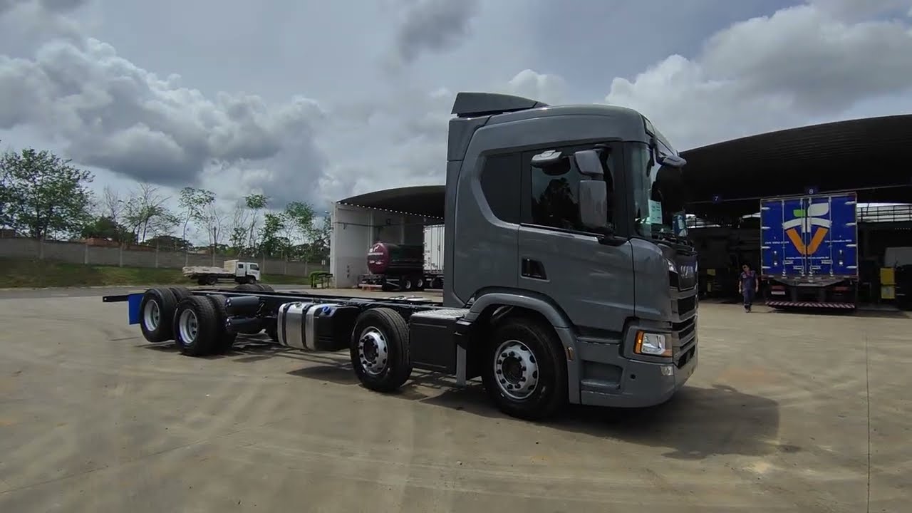 Caminhão Bi-truck Scania, famosa P 320 8x2 🚛 Cinza Nardo ...  😍  Um espetáculo de caminhão ❤️