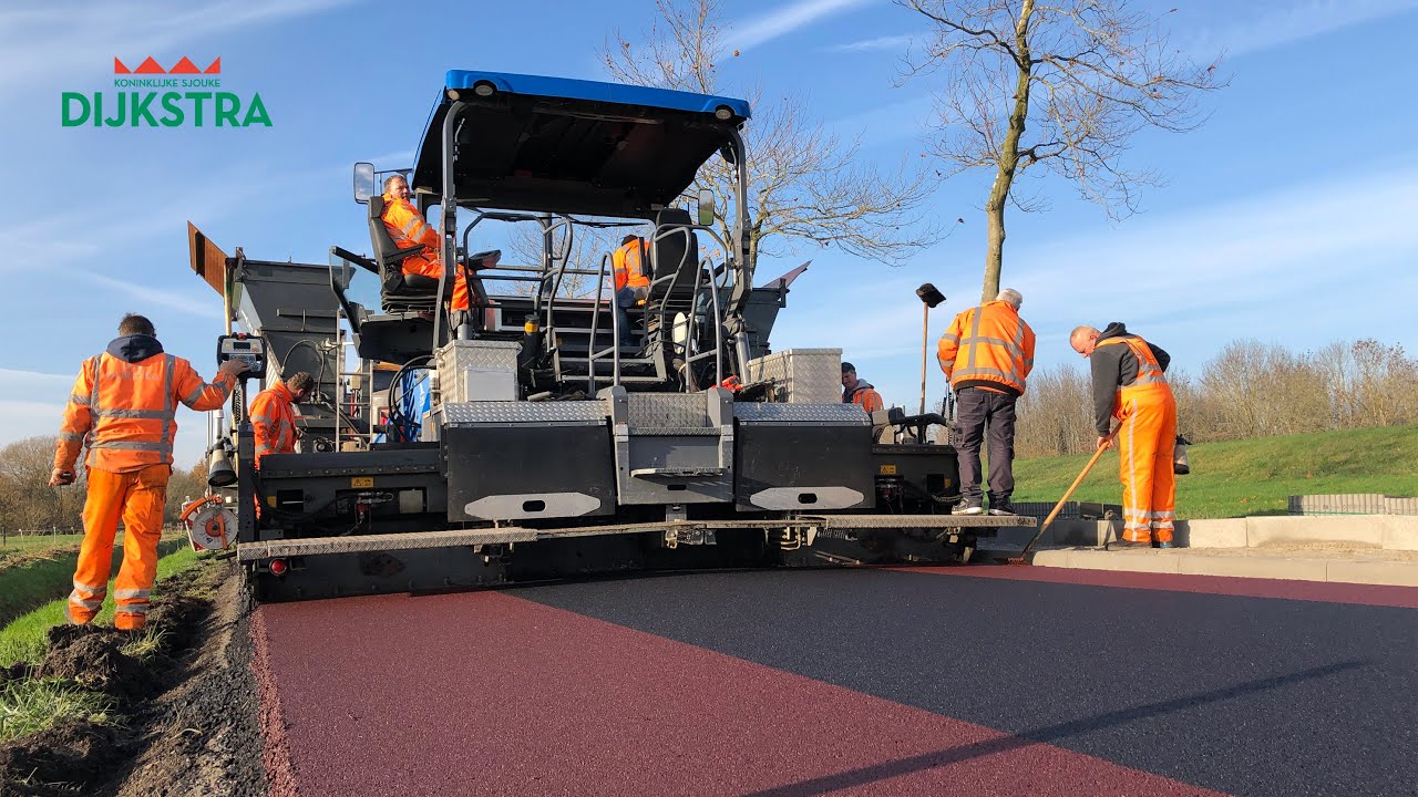 Aanbrengen 2 kleuren asfalt in Termunterzijl