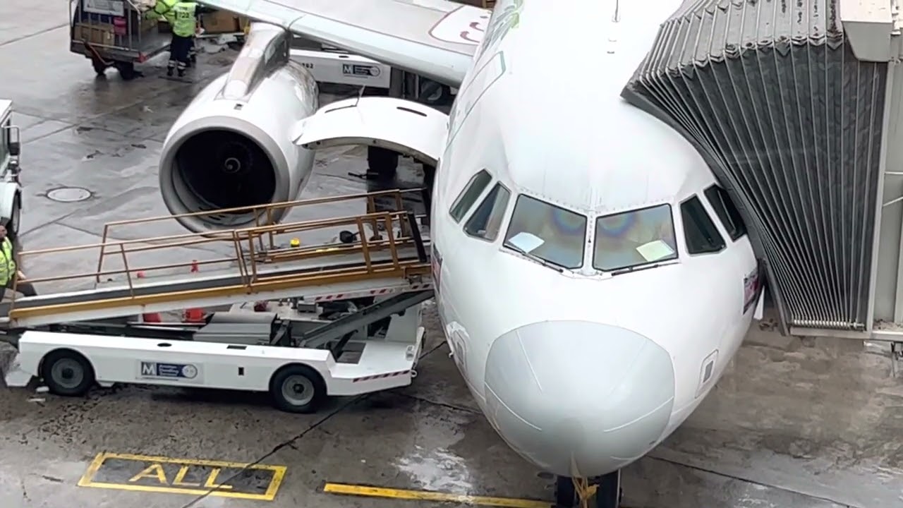 How to attach the ladder with airplane ✈️ | how airports works | a day at airport and aircrafts