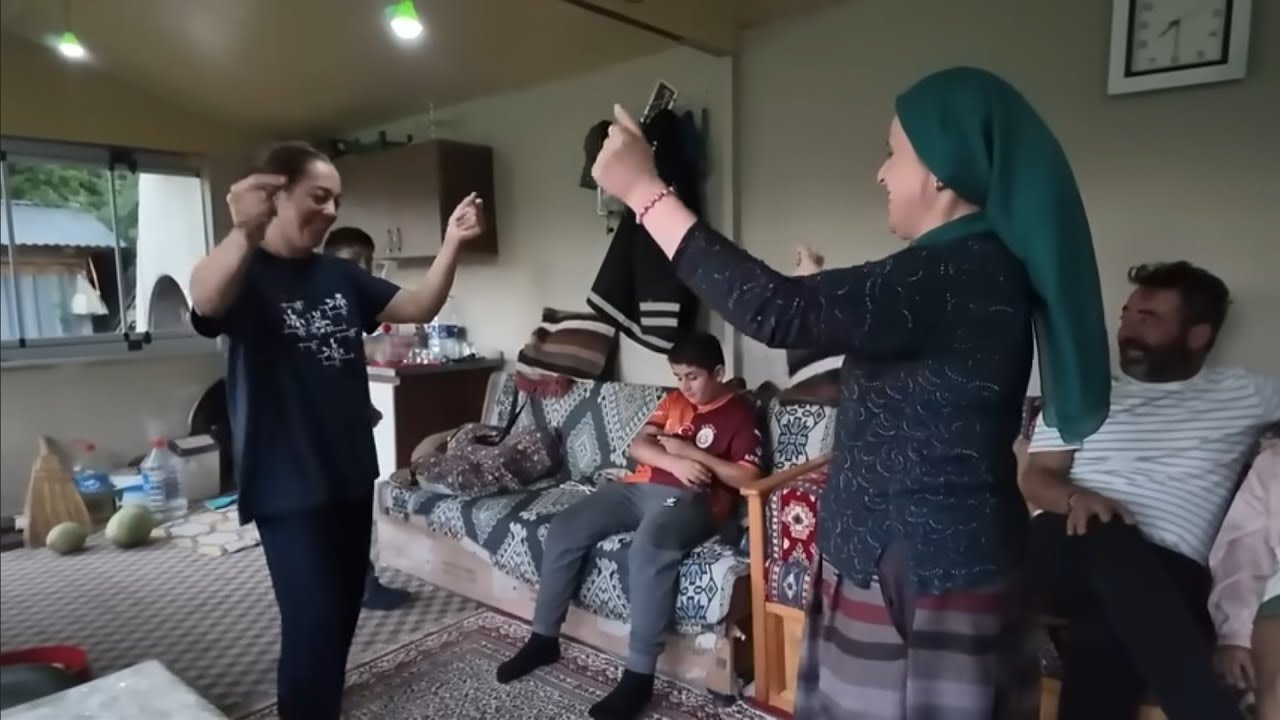 Sabah dan işler başladı öğlen yemeği bahçede domates kavun karpuz misafir oyun havası 