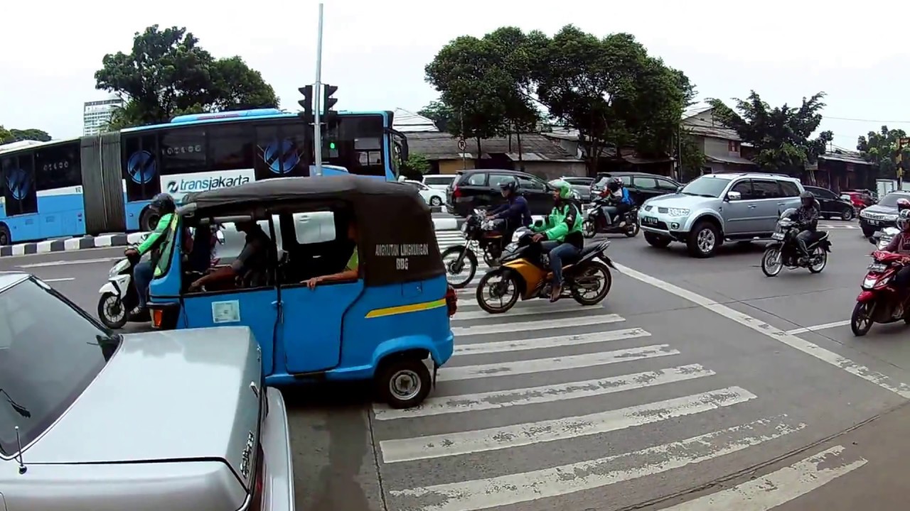 Ada aja yang Bandel I nyeberang jalan dengan bantuan Pelican Crossing Light