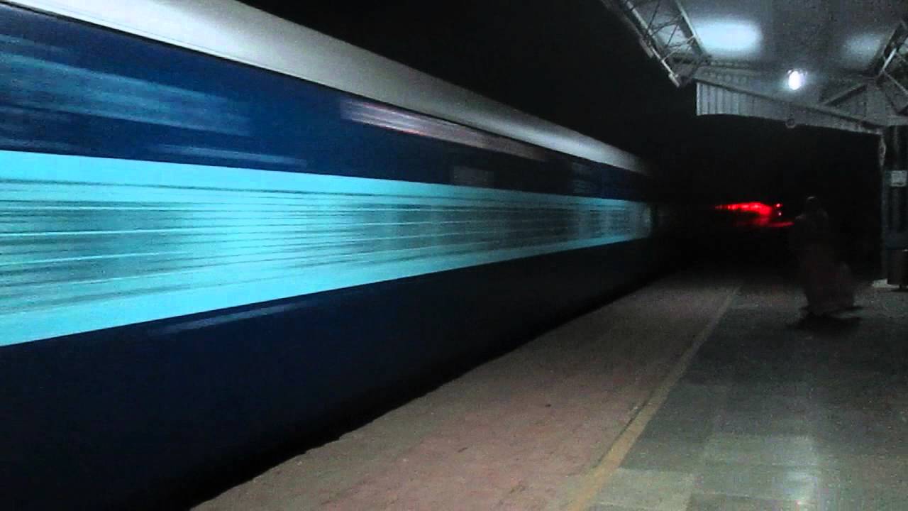 High Speed Night Train:Vaishali Express Attacks Khurja At 110Kmph