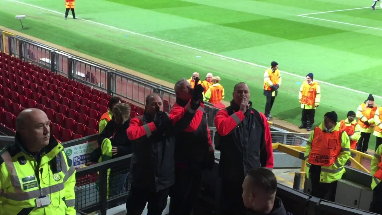 Feyenoordsupporters maken lol op Old Trafford na verloren wedstrijd Manchester United