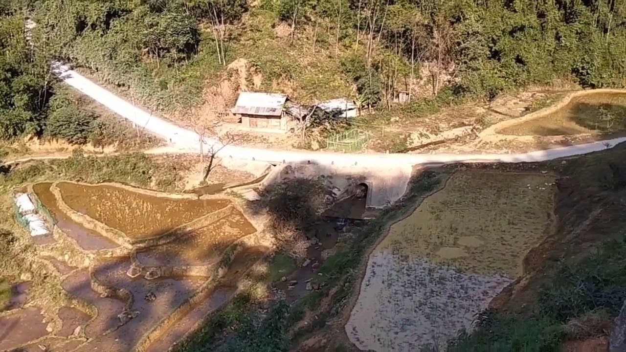 đường l&ecirc;n cửa khẩu n&agrave; m&egrave;o  cảnh đẹp.