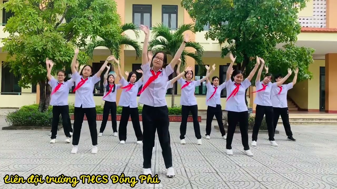 Múa hát sân trường “ Nối vòng tay lớn”  ( HDĐ TP Đồng Hới- T/h: THCS Đồng Phú)