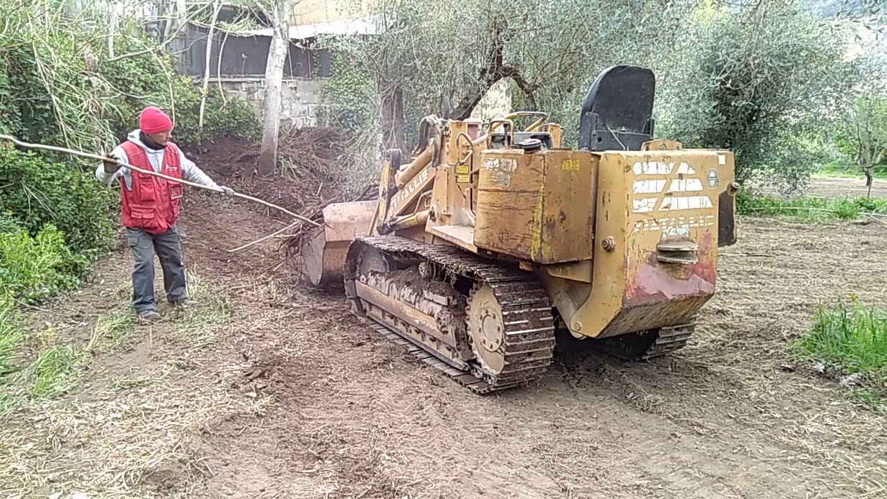 Pulizie con una pala meccanica cingolata Fiat Allis 4