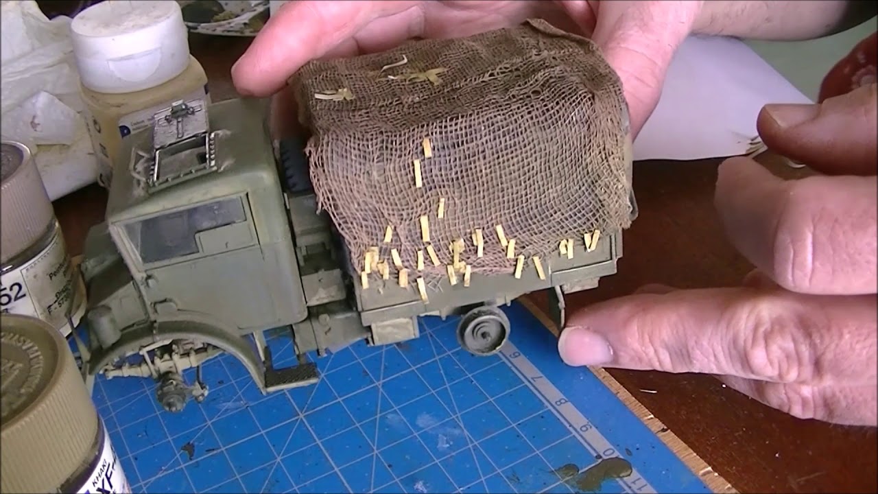 Réalisation d'un filet de camouflage avec bandes de toile de jute 1:35