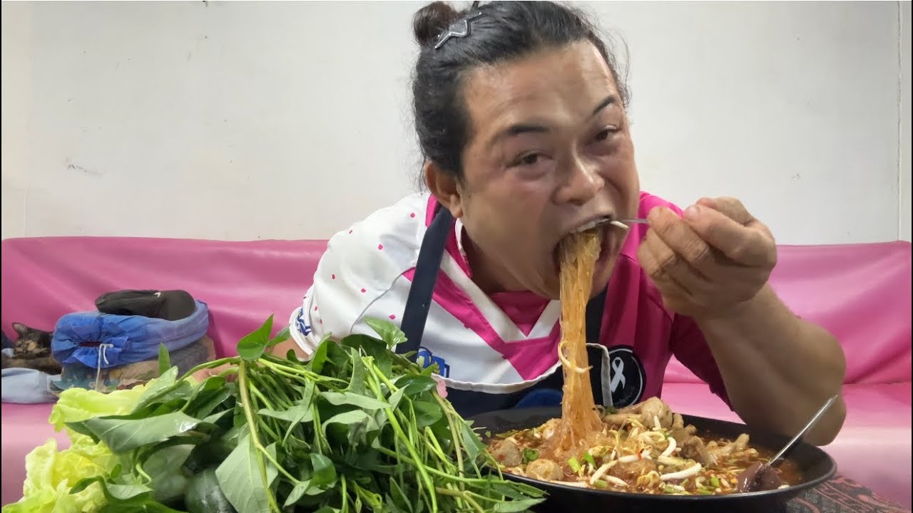 แกงเส้นทางหลวง ปรุ่งด้วยพริกป่นเผ็ดๆเด็ดผักบุ้งสดๆกินคู่กัน ร้านนี้ขายมายาวนาน