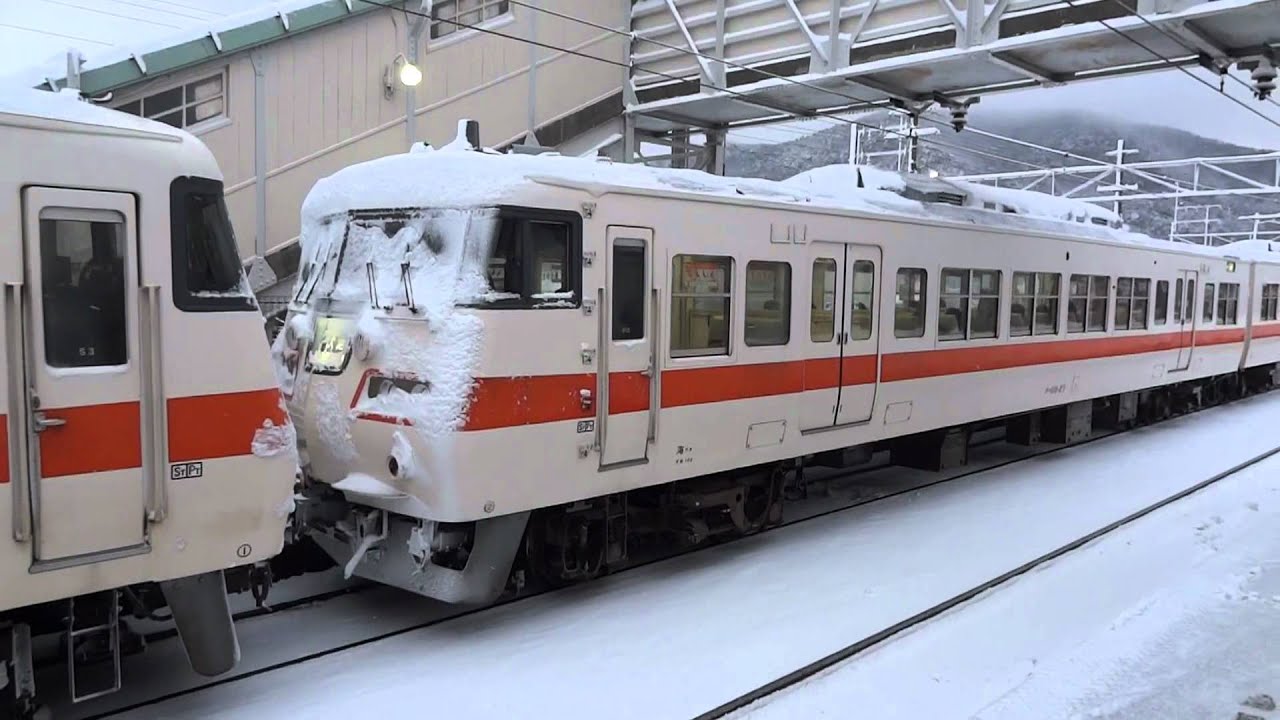 JR東海 雪の東海道線 117系 上り快速列車 金山行(2508F) 柏原駅到着～発車