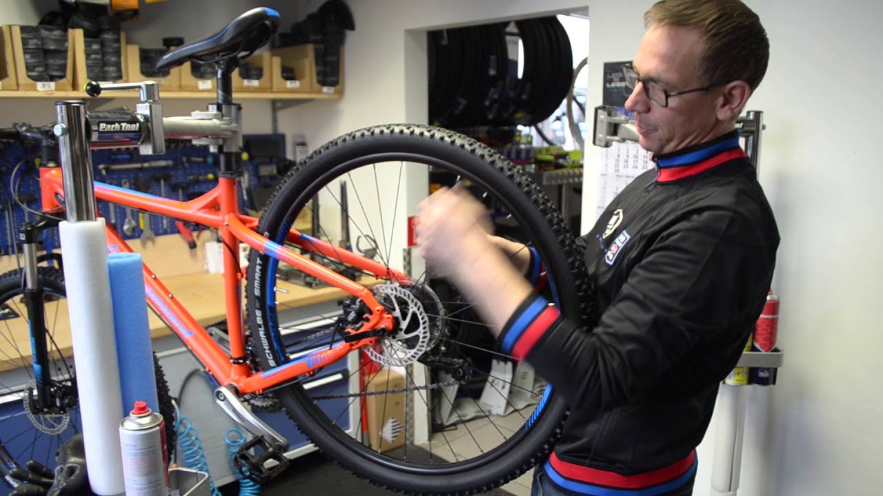 Fahrrad: Ausbau Hinterrad und Schlauchwechsel.