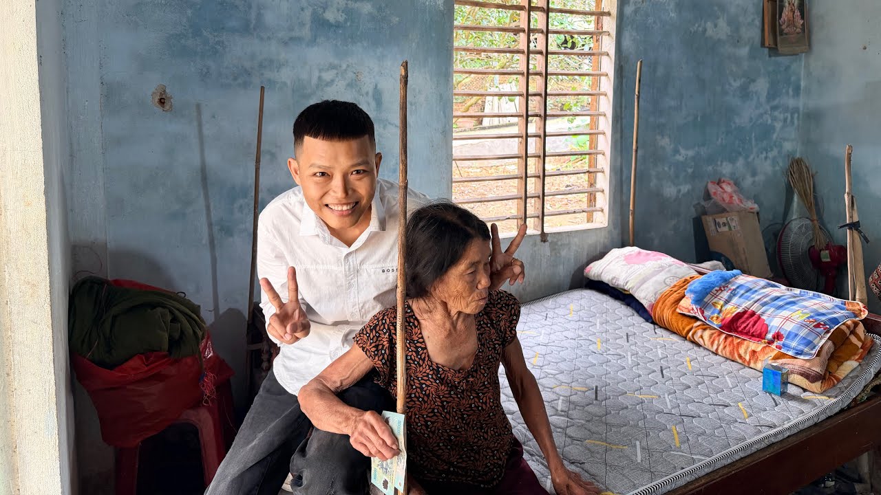 Bà nhận quà Tết phương gửi bịn rịn mãi không dám nhận  bà khóc phương thấy thương bà quá cả nhà ạ