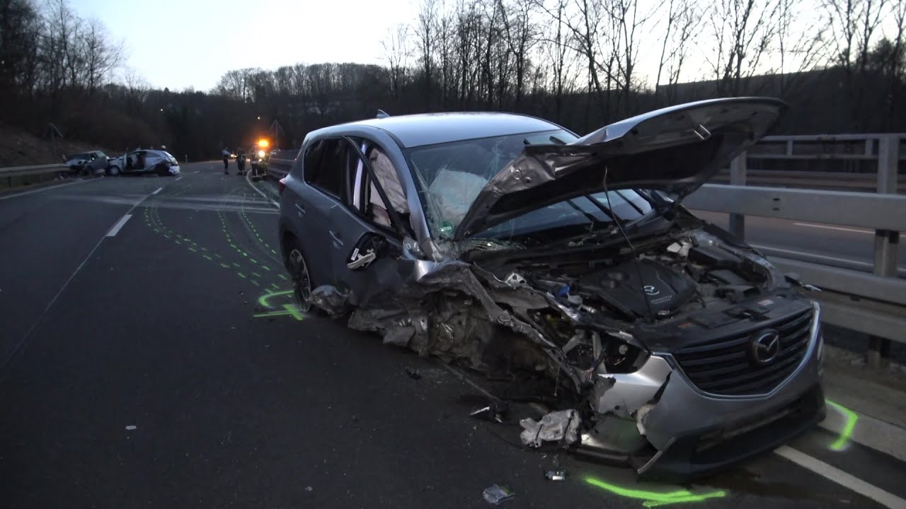 Falschfahrer kollidiert mit PKW - 4 Verletzte auf B256 in Gummersbach-Dieringhausen am 24.02.21