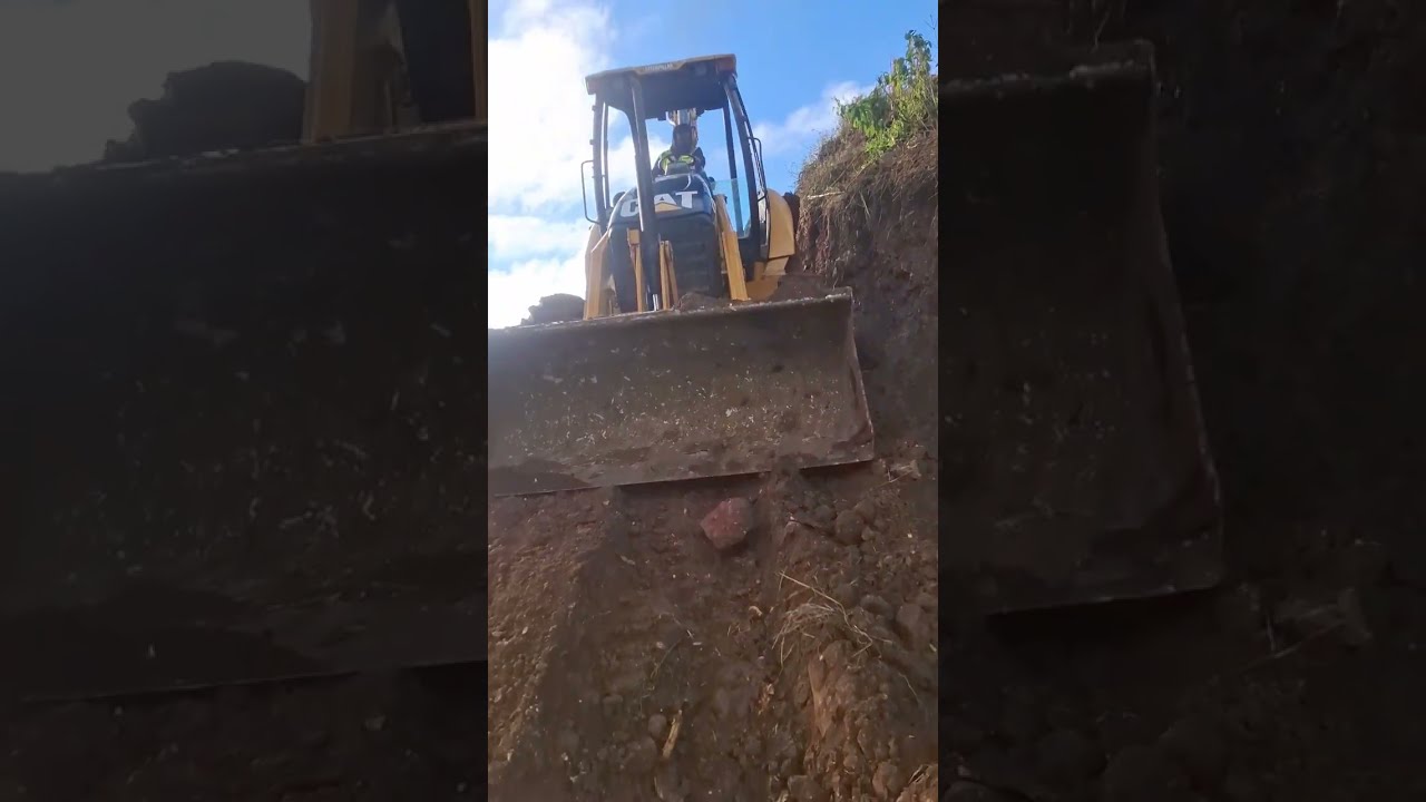 ABRIENDO CALLE EN MONTAÑA COMO SE HACE USANDO CUCHARA TRASERA 