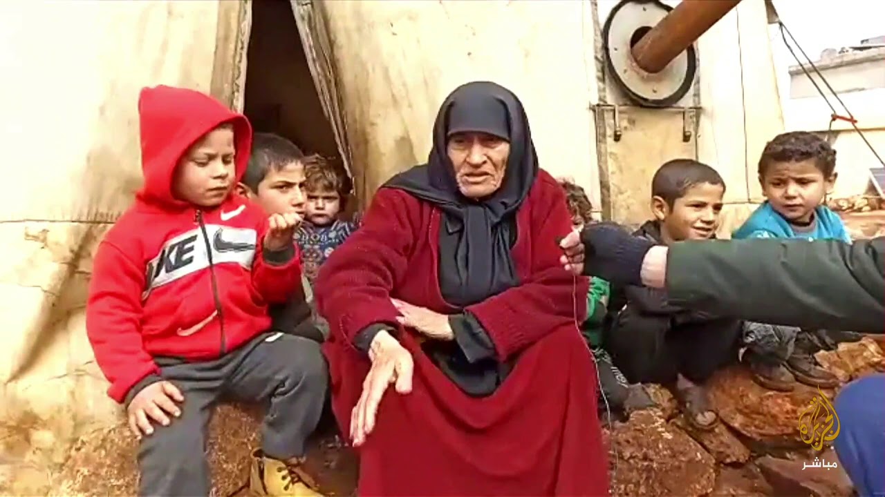 البرد القارس والأمطار تفاقم معاناة النازحين السوريين في مخيمات ريف إدلب