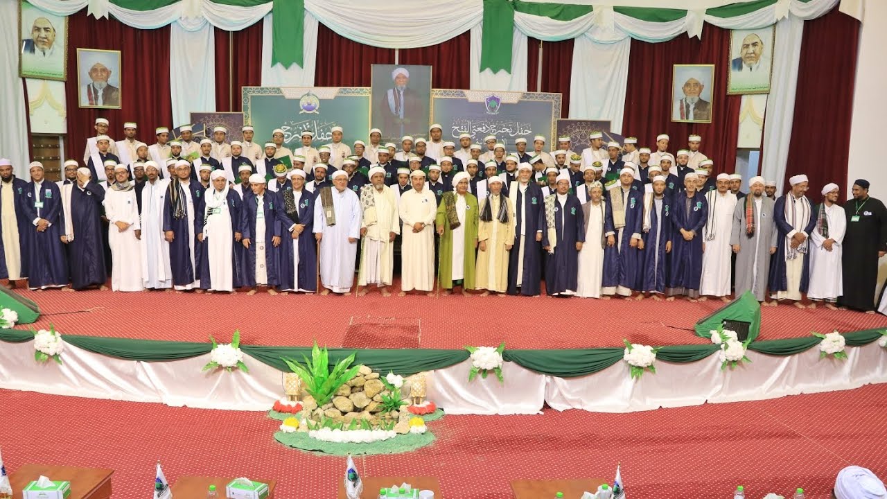 من حفل التخرج-دفعتي الفتح بجامعة الوسطية الشرعية للعلوم الإسلامية والإنسانية