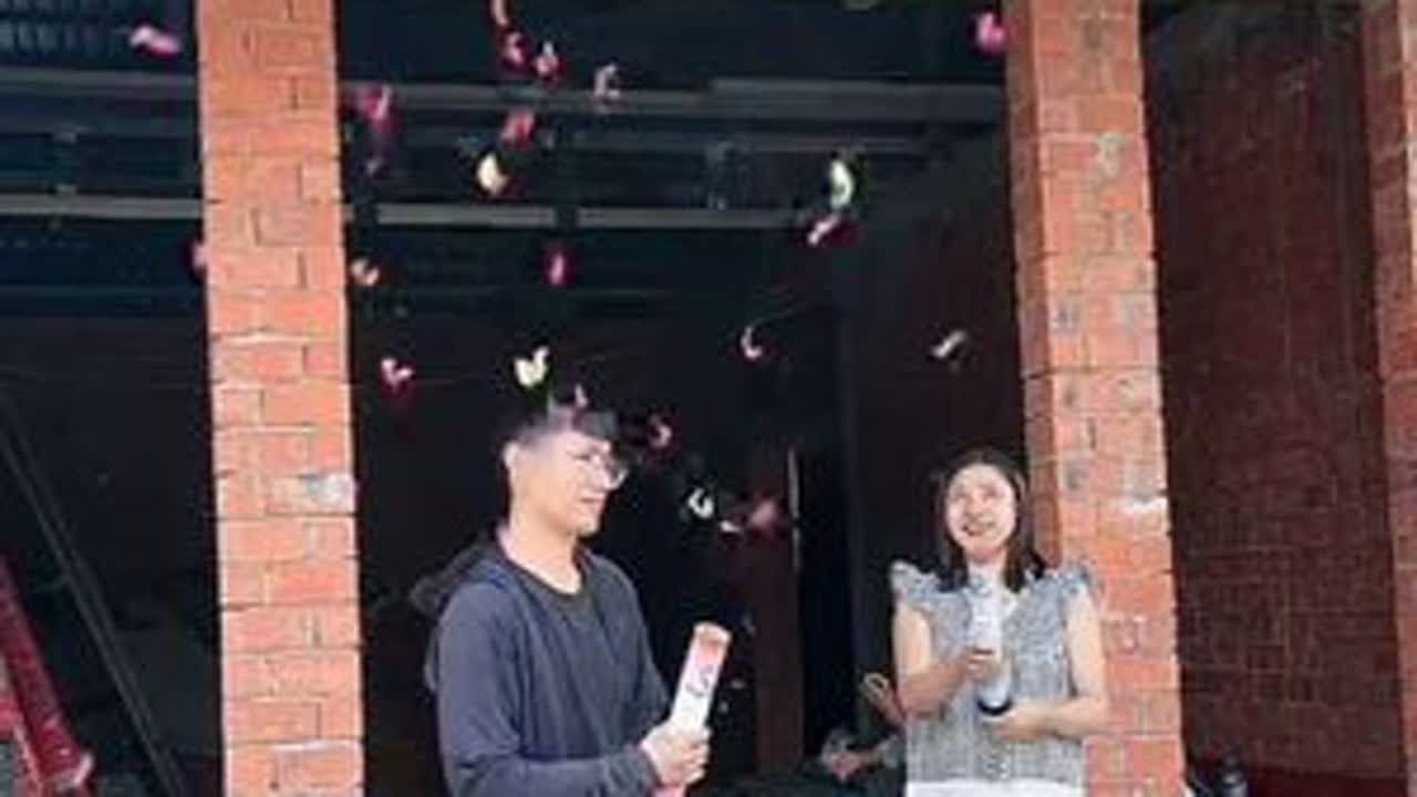 封窗封门，封顶大吉 #牛牛阿娜 #老挝建房 #老挝媳妇