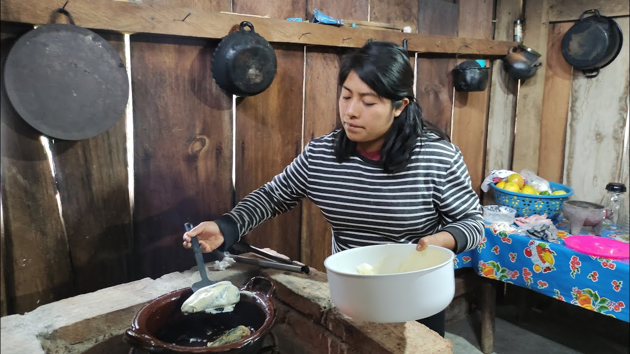 Preparo chiles rellenos con quesillo en salsa de guajillo y rica sopa fría de coditos con jamón