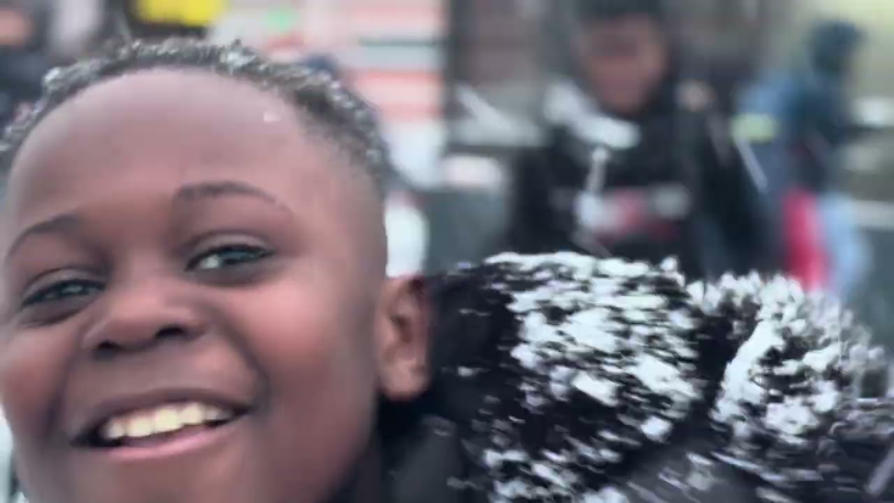 GIMS est Dadju jouent avec ses enfants 