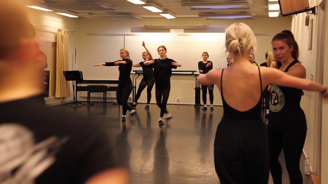 Titta in på en jazzlektion med våra dansettor!