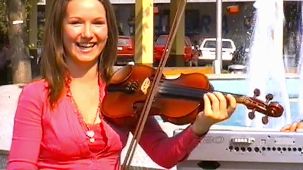 Rukija i jarani - Igrala bi do zore u kolu (2009 official)