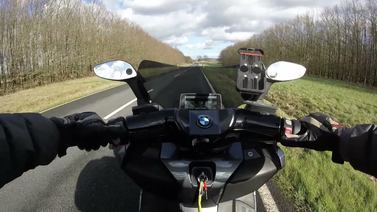 BMW CE04 against BMW C Evolution Long Range acceleration test