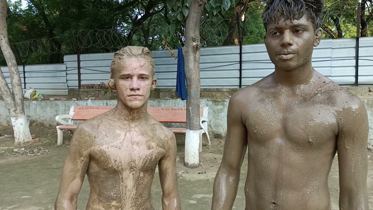 Hoyat and Kabir : talking : after practice, Guru Shyamlal Akhada, New Delhi - wrestling wrold tr