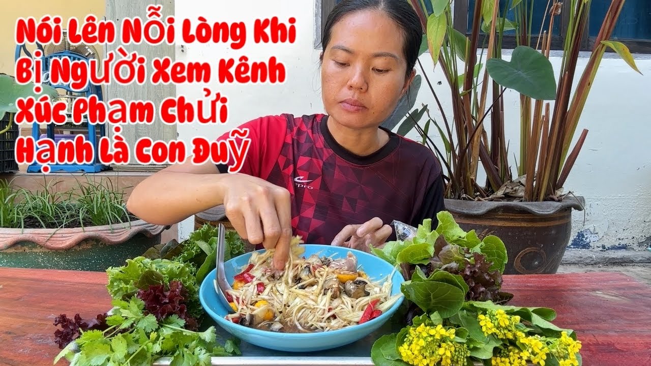 #555 Gỏi Đu Đủ Ốc Bưu Vàng Ăn Kèm Nem Chua Và Nhiều Loại Rau Sống 