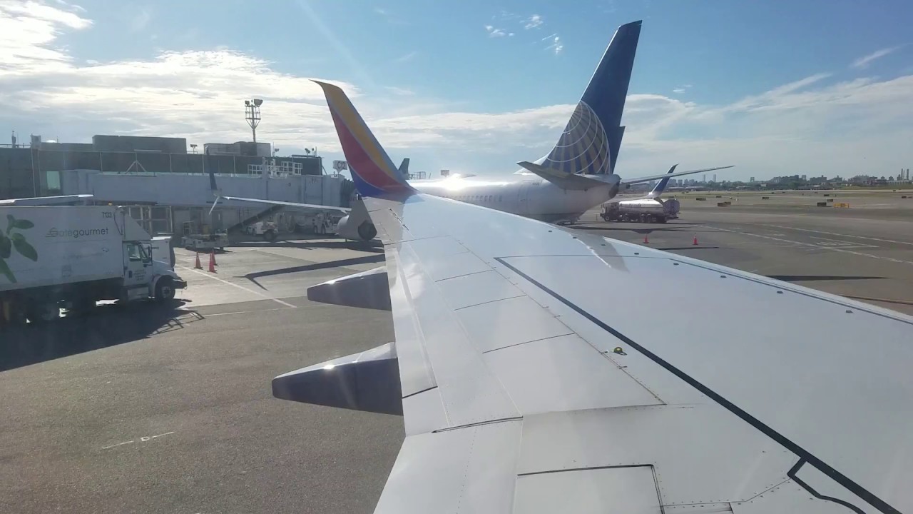 FULL FLAP TAKEOFF! Southwest Airlines (SWA5595) Boeing 737-800 from LaGuardia to HOU