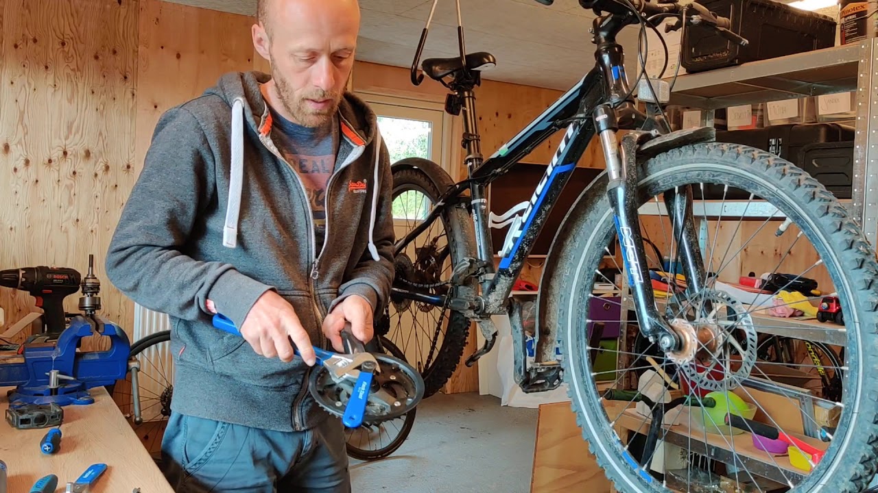 Afmontering af krank med 4-kantet aksel på mountainbike.