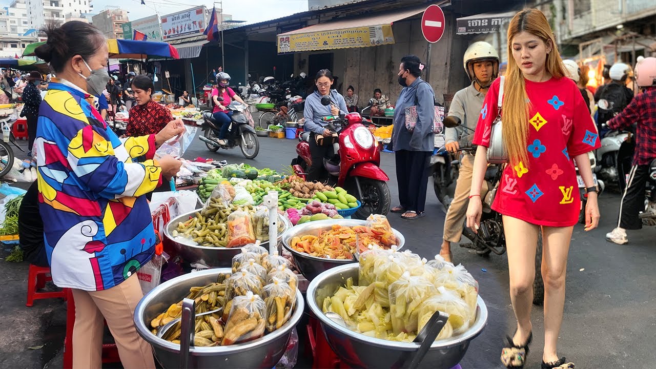 Best Cambodian Street Food - Walking Tour in Toul Tom Poung Market, Phnom Penh 4K