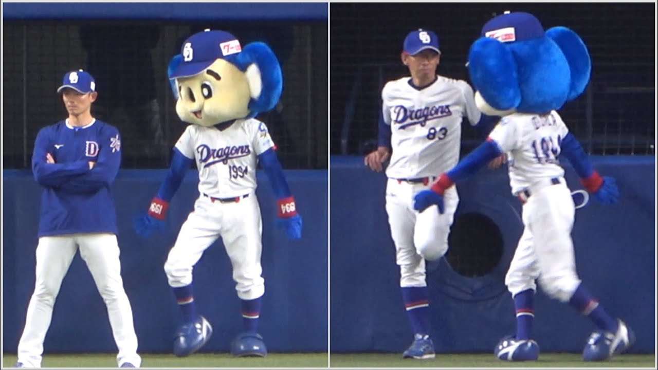 練習の邪魔にならないようにコソコソ移動してるけど余裕でバレてるドアラ
