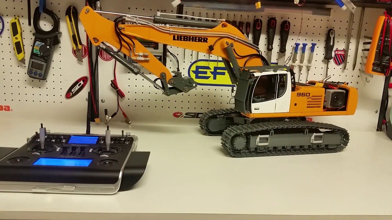 CSMI :  LIEBHERR RC Excavator 960 START SEQUENCE