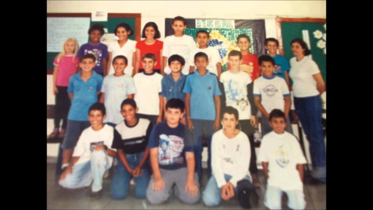 quanta gente a gente vive deixando pra tráz mas tem coisas nessa vida que não voltam mais